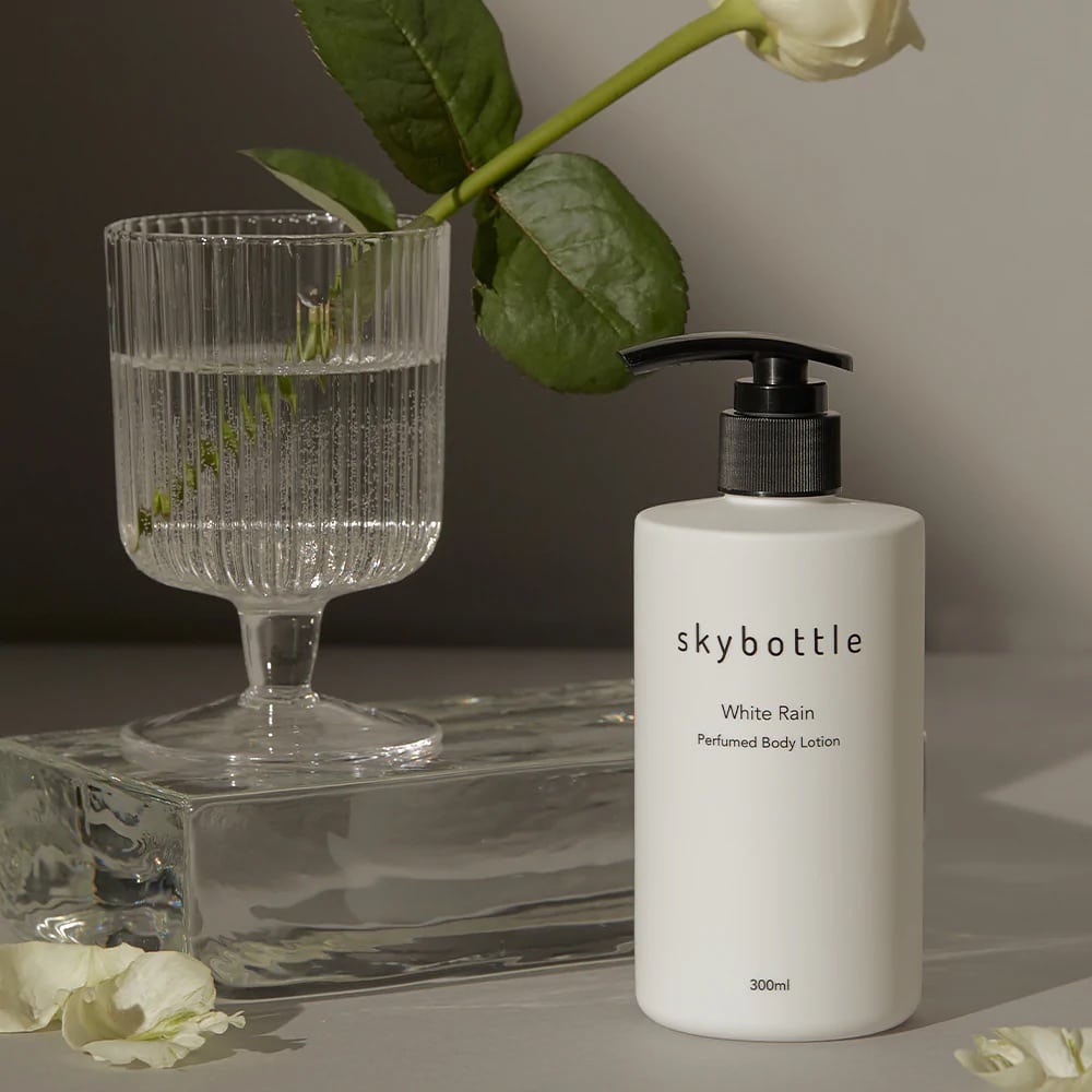 Loțiune hidratantă pentru corp Skybottle White Rain Perfumed Body Lotion 300 ml